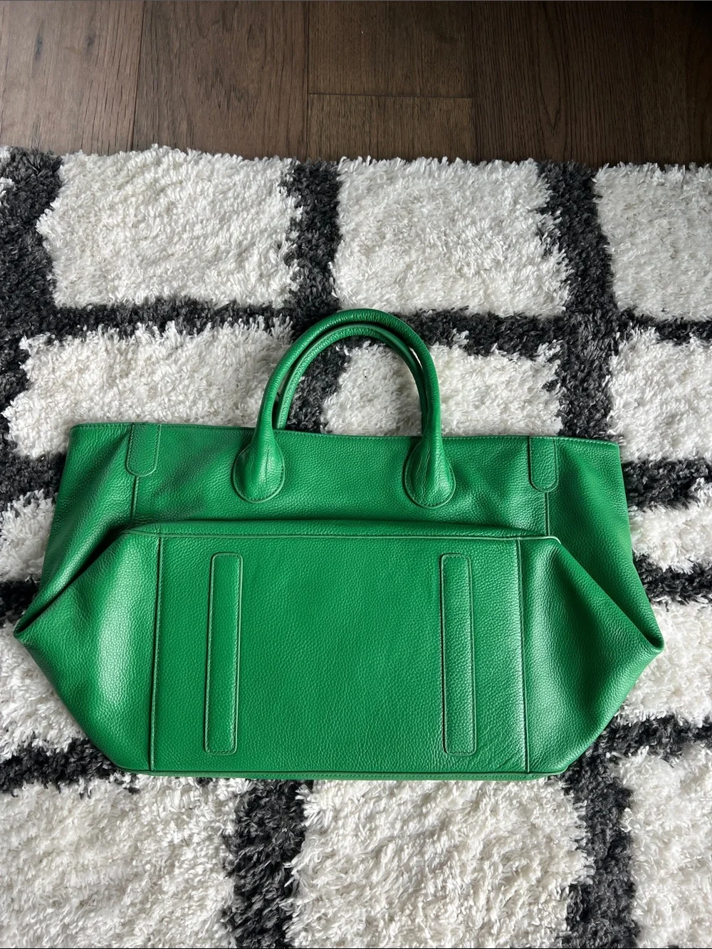Beck Medium Classic Tote in Envy / Kelly Green great condition - Picture 3 of 7